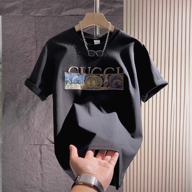Gucci Black T-Shirt in Casual Streetwear Style Review: A Grey-Card Colour Read and a Tape Measure Across the Chest Print
